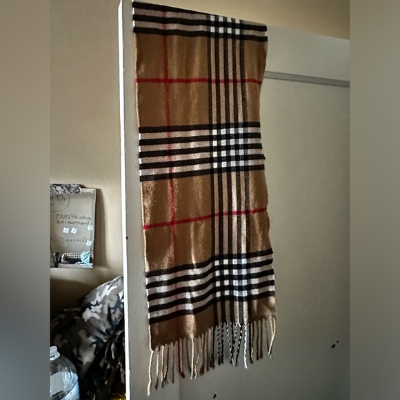 Burberry men’s scarf - Picture 3 of 3